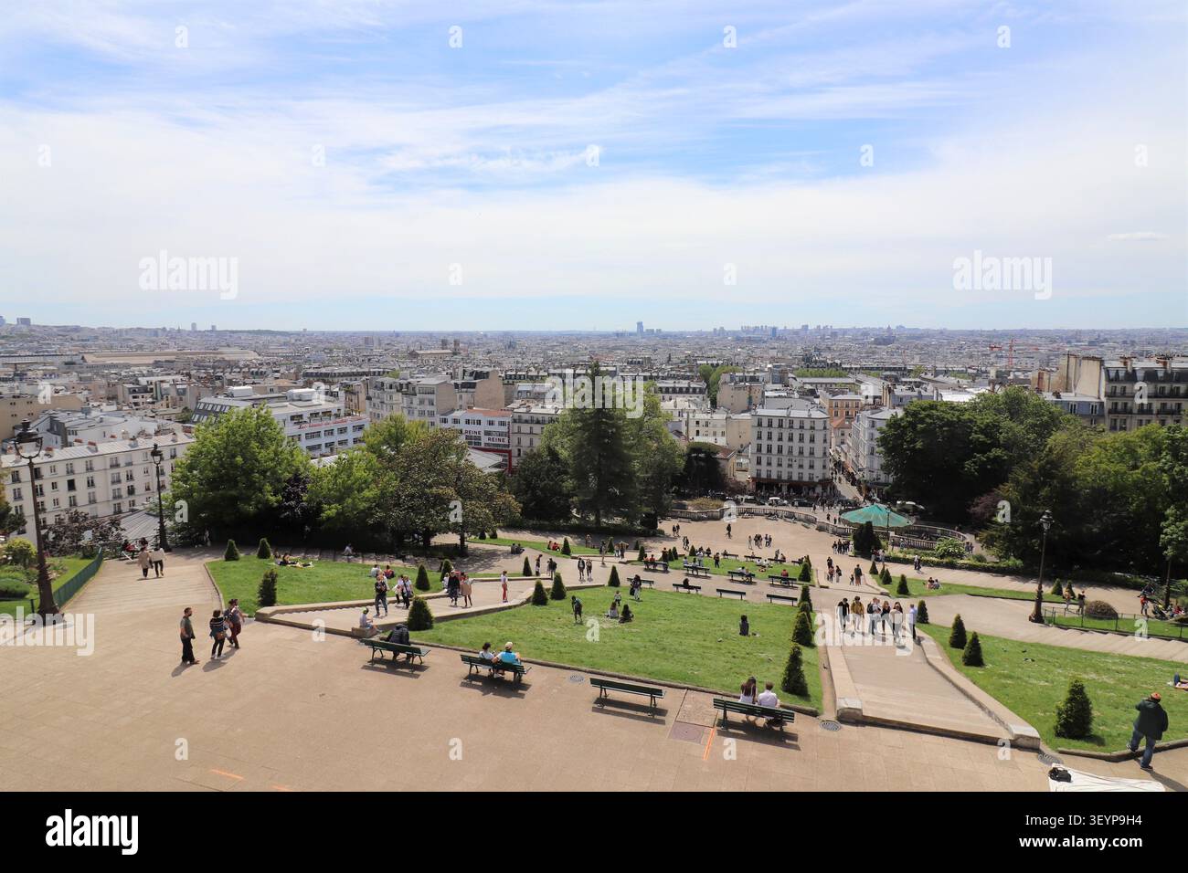 Vue d'ensemble de la ville de Paris depuis l'esplanade du Sacré-Cœur sur la colline de Montmartre, Paris, France. Banque D'Images