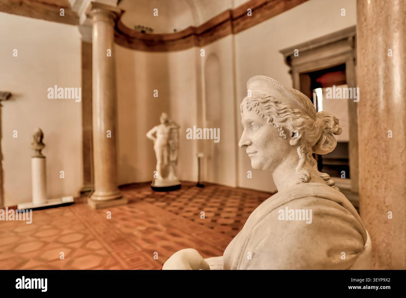 Galerie de sculptures classiques à l'intérieur du musée d'art Gallerie dell’Accademia à Venise, Italie. Banque D'Images