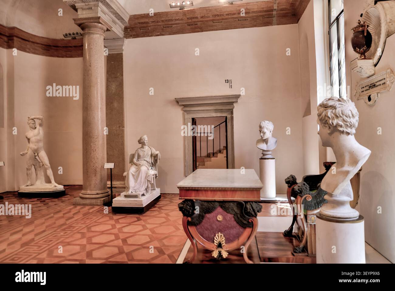 Galerie de sculptures classiques à l'intérieur du musée d'art Gallerie dell’Accademia à Venise, Italie. Banque D'Images