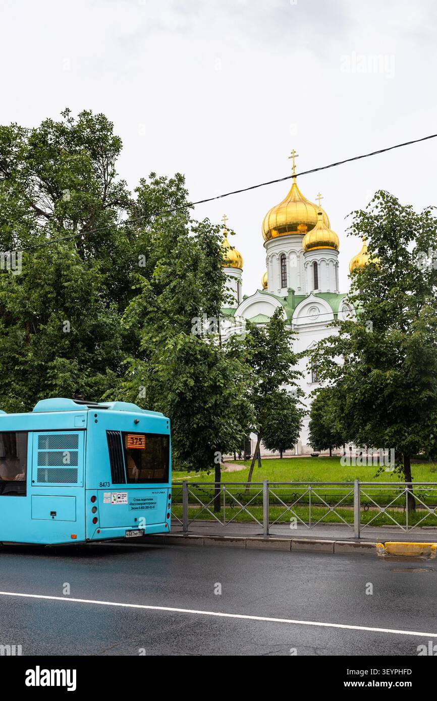 Pouchkine, Russie - 24 juin 2026 : arrêt de bus près de la cathédrale Sainte-Catherine le Grand Martyr dans la ville de Pouchkine (Tsarskoïe Selo) par jour nuageux d'été Banque D'Images
