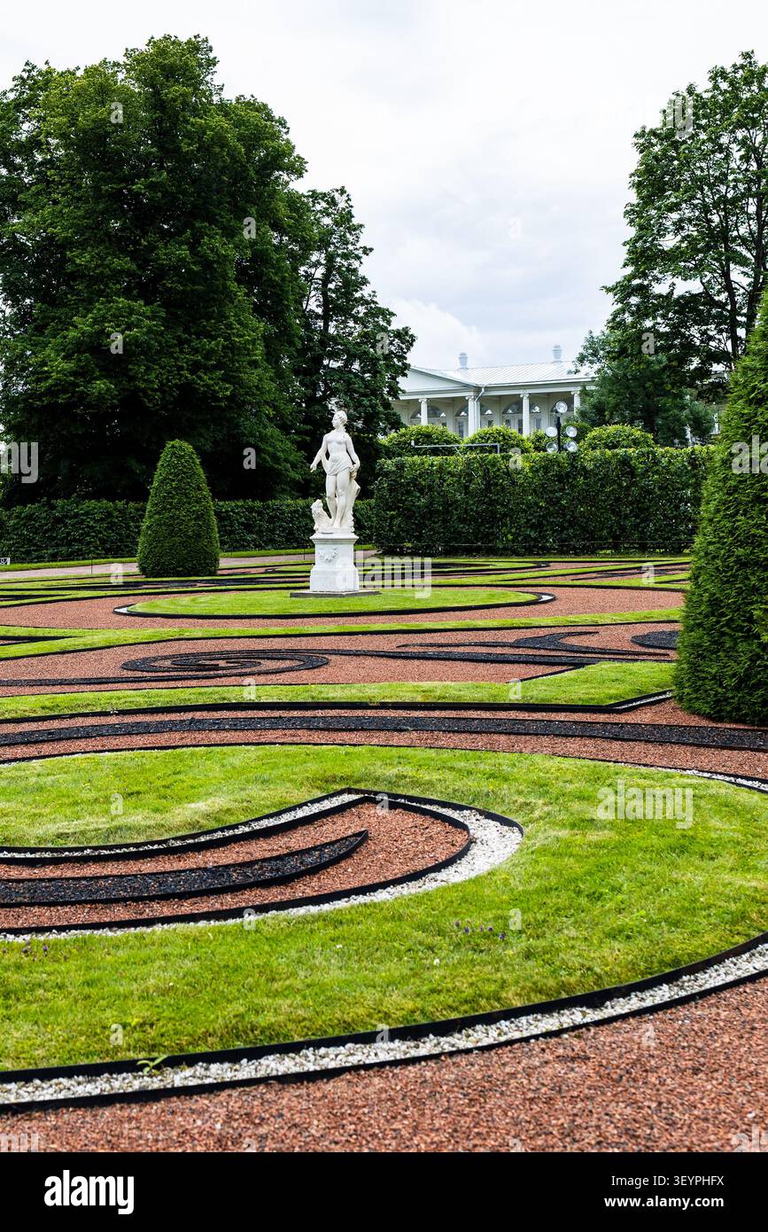 Pouchkine, Russie - 24 juin 2026 : décor du jardin hollandais dans le parc Catherine dans la ville de Pouchkine (Tsarskoïe Selo) le jour pluvieux d'été Banque D'Images
