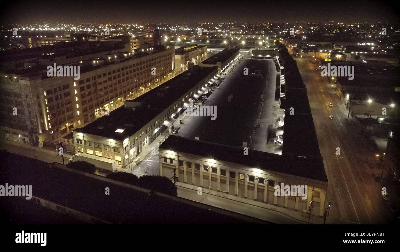 Une zone urbaine industrielle la nuit avec des bâtiments et des rues éclairés. The Row, DTLA. Californie Banque D'Images
