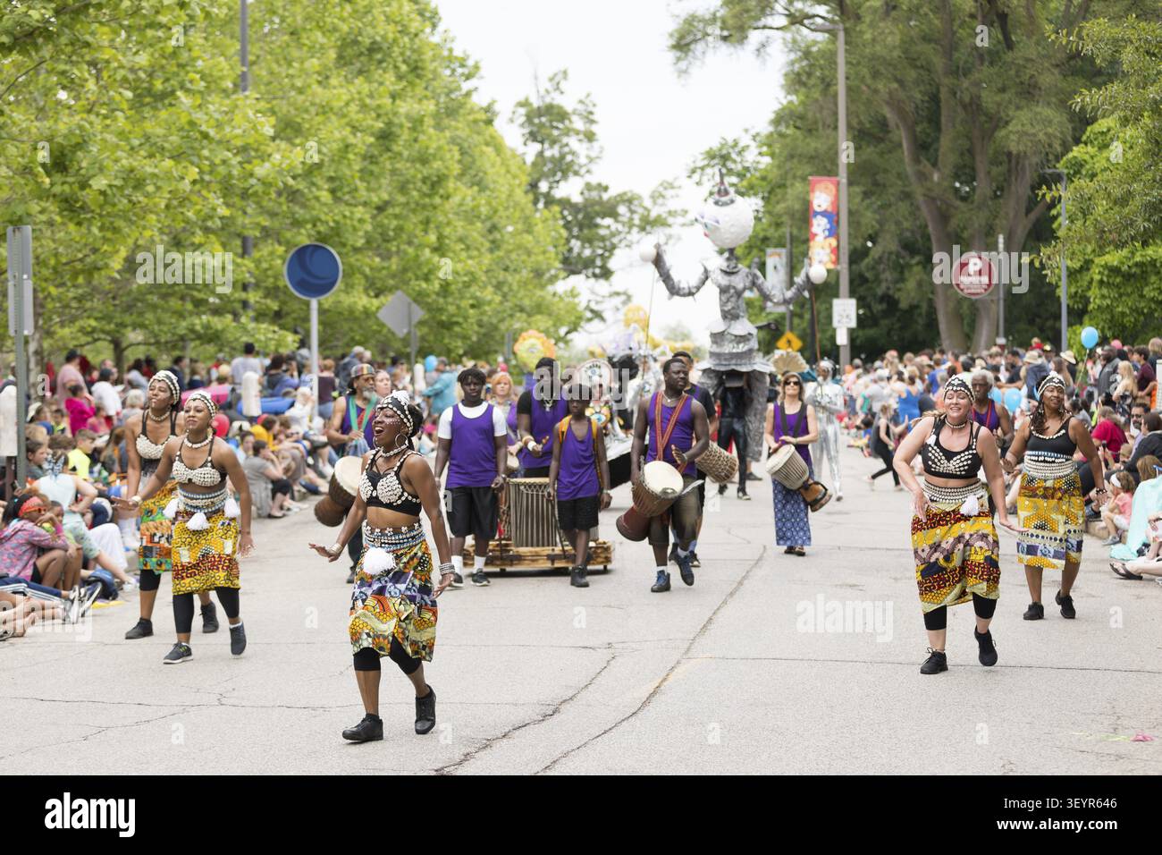 Cleveland, Ohio, USA - 9 juin 2018 Les femmes exécutent une danse africaine à l'art abstrait Défilé du festival Le Cercle Banque D'Images