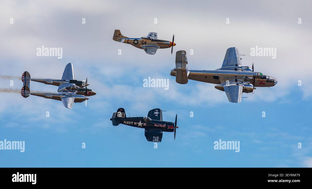 IWM Duxford, Cambridgeshire, Royaume-Uni. 4 juillet 2026. Les Flying Bulls réalisent un spectaculaire flypast au Duxford Summer Air Show. Les Flying Bulls sont l'une des collections privées d'avions historiques les plus connues au monde. Basés au hangar-8 à côté de l'aéroport de Salzbourg, ils préservent, restaurent et pilotent des avions rares aux normes des musées tout en les exposant régulièrement lors de salons aériens à travers l'Europe et au-delà. Crédit : Stuart Robertson/Alamy Live News. Banque D'Images