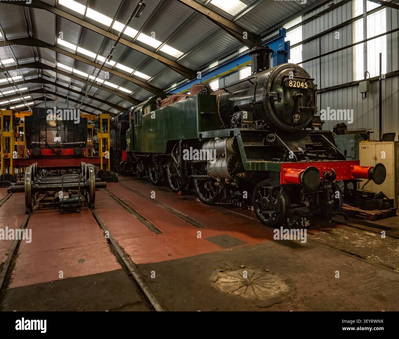 Machine à vapeur / locomotive 82045 en restauration dans l'atelier du chemin de fer de la vallée de la Severn, entourée d'outils, de pièces et d'équipement d'ingénierie Banque D'Images