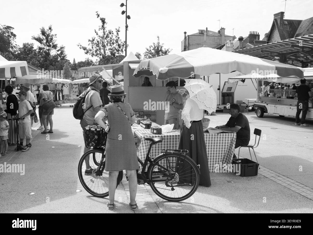 Un marché de rue à Bagnoles de l'Orne, dans le nord-ouest de la France, en Europe à l'été 2026. Banque D'Images