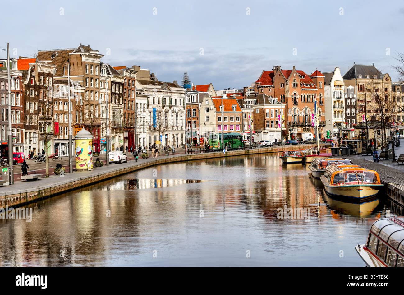 Maisons historiques de canal néerlandaises avec des pignons décoratifs à gradins et à cloche à Amsterdam, Pays-Bas. Banque D'Images