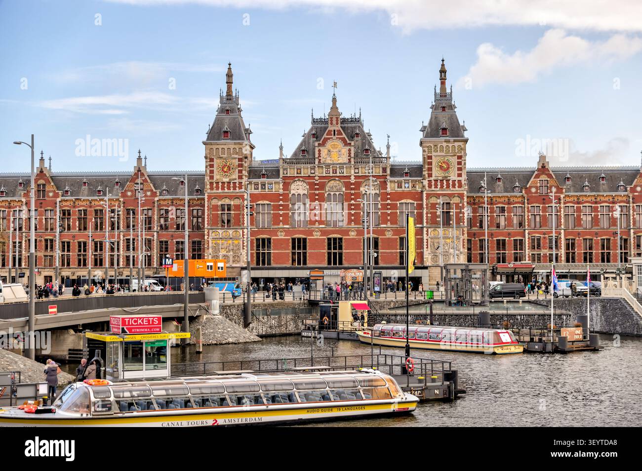 Façade de la gare centrale d'Amsterdam Amsterdam Centraal sur la place Stationsplein à Amsterdam, Pays-Bas. Banque D'Images
