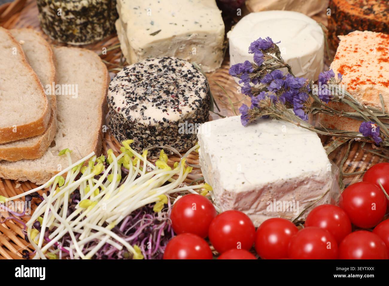 Un plat avec différents fromages vegan et des légumes Banque D'Images