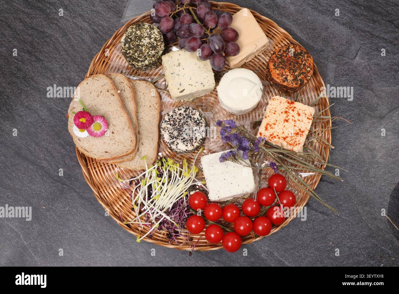 Un plateau présent du fromage vegan avec du pain. Banque D'Images