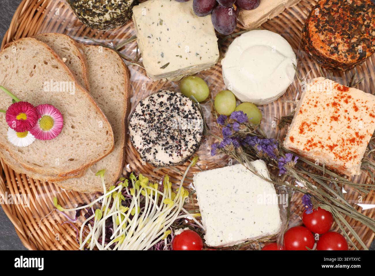 Un plateau présent du fromage vegan et du pain Banque D'Images