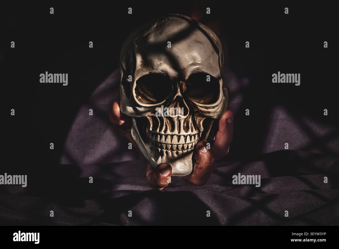 Concept de memento mori avec une main humaine tenant un crâne. Banque D'Images