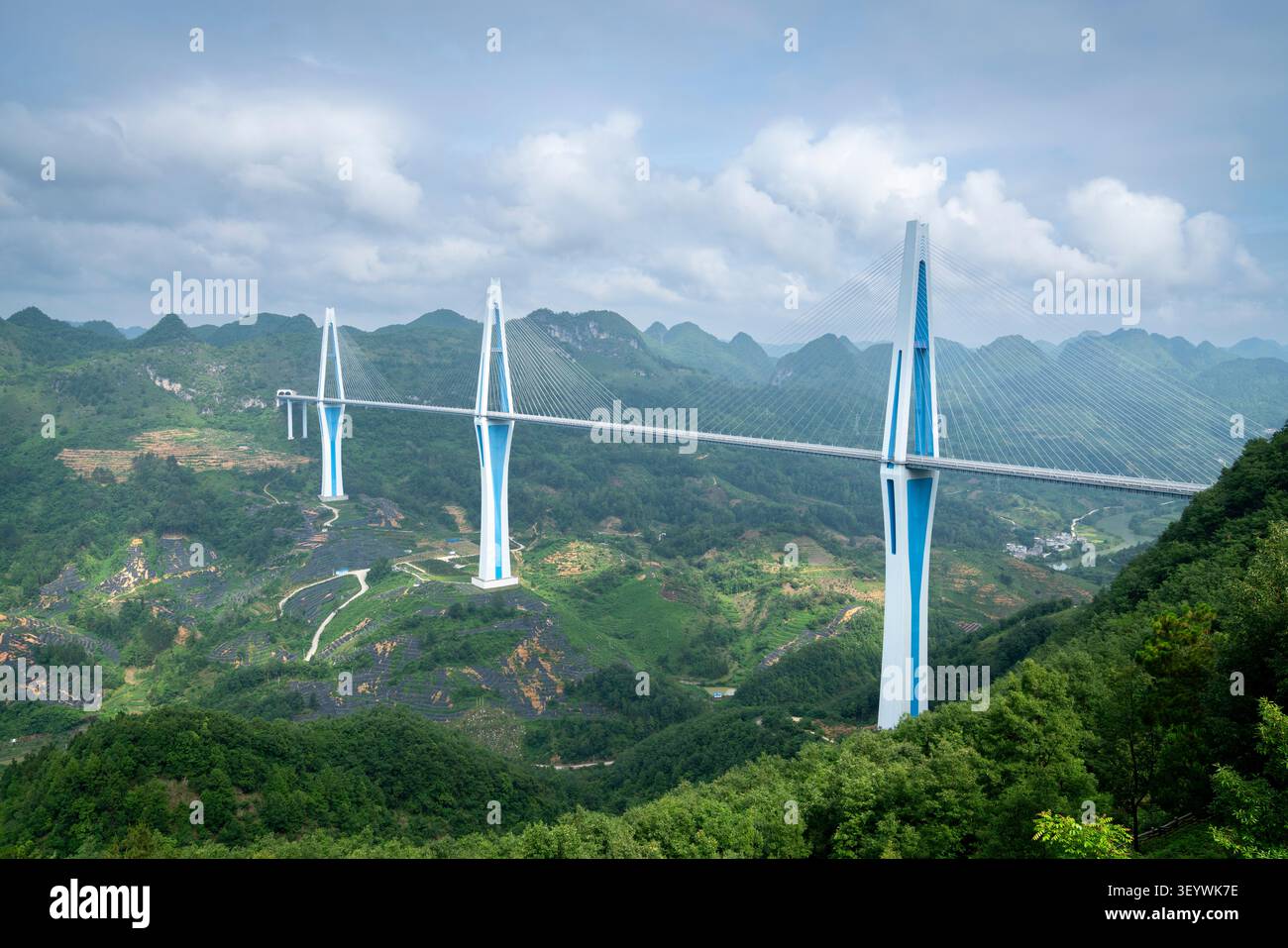 Le pont de Pingtang et sa zone de service moderne Sky Bridge devant le paysage montagneux verdoyant de Qiannan, Guizhou, Chine Banque D'Images