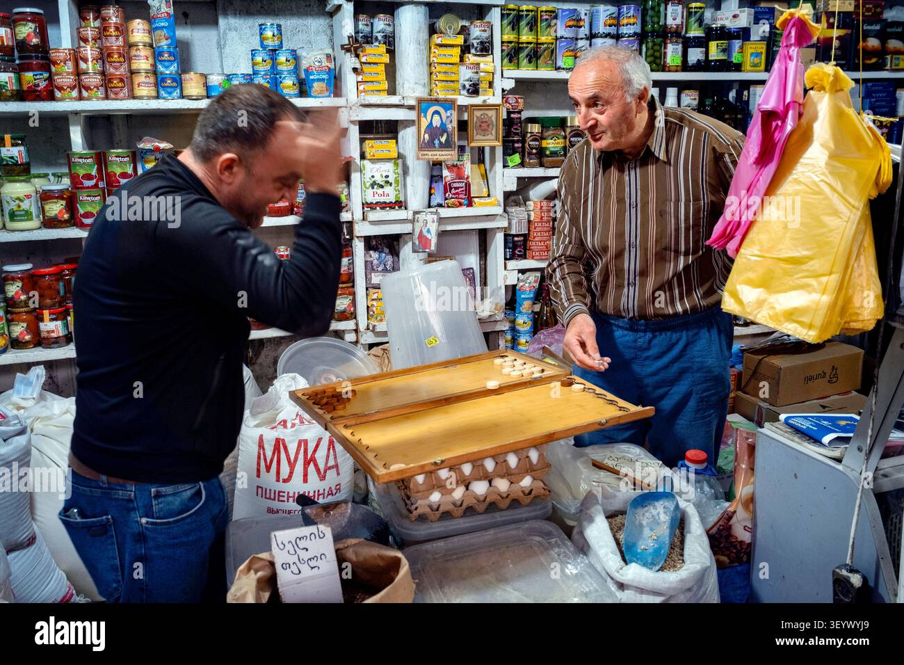 Un commerçant âgé jouant au backgammon avec un ami, Dezerter Bazaar, Tbilissi, Géorgie, Caucase, Eurasie, Europe de l'est Banque D'Images
