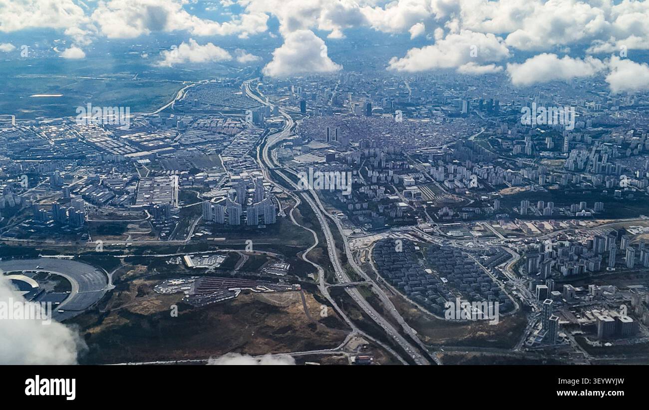 Vue du paysage urbain avec nuages et routes d'en haut Banque D'Images