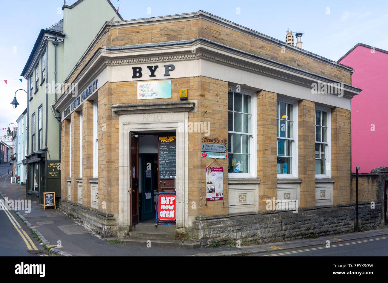 BYP Bank Youth Project, ancienne succursale bancaire, ville d'Ashburton, Devon, Angleterre, Royaume-Uni Banque D'Images