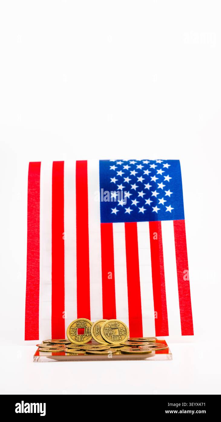 Drapeau américain avec des pièces de fortune chinoises sur fond blanc pour un concept de finance mondiale Banque D'Images