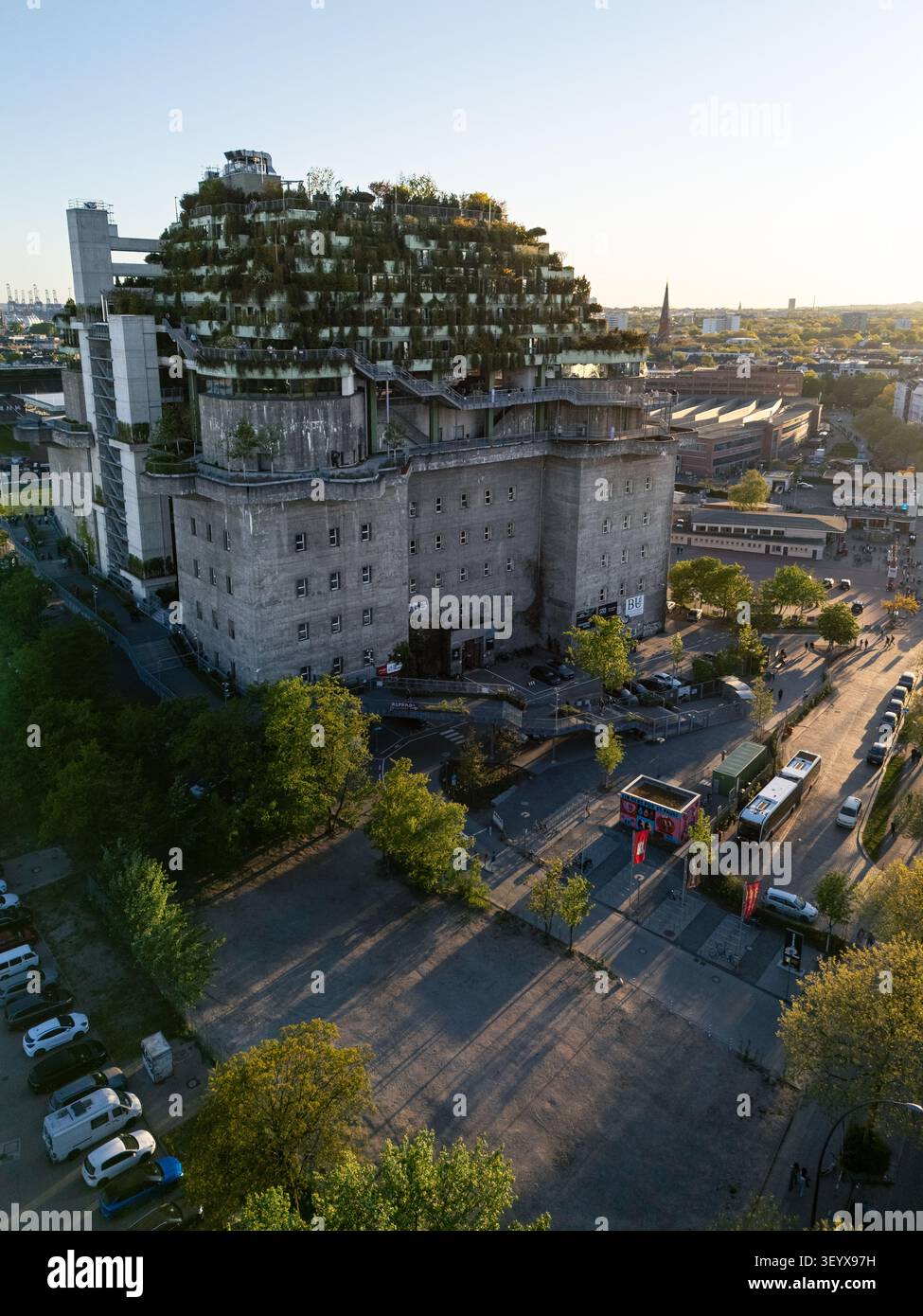 Hambourg, Hambourg, Allemagne - 1er mai 2026 : vue aérienne du bunker historique Flakturm IV à Heiligengeistfeld, avec un toit verdoyant et du béton Banque D'Images