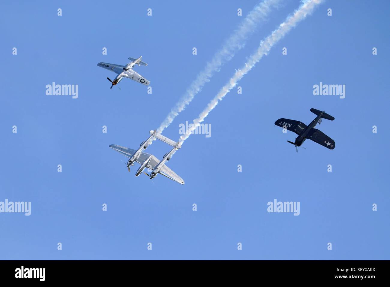 Présentation de la Lockheed P-38 Lightning, de la Chance Vought F4U-4 Corsair et de la North American P-51D Mustang lors du spectacle aérien estival de l'IMW Duxford le 4 juillet 2026 Banque D'Images