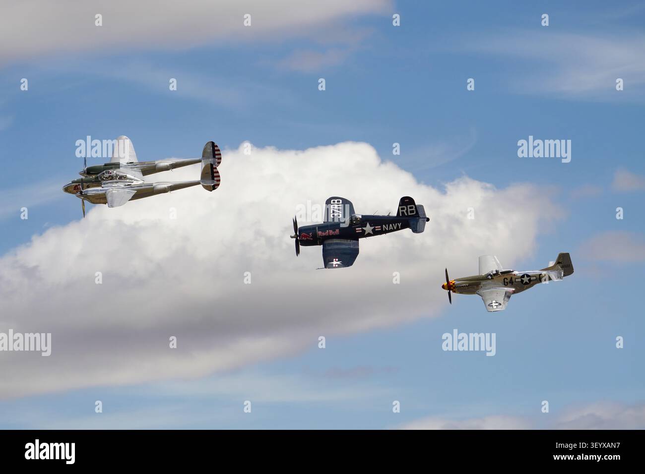 Présentation de la Lockheed P-38 Lightning, de la Chance Vought F4U-4 Corsair et de la North American P-51D Mustang lors du spectacle aérien estival de l'IMW Duxford le 4 juillet 2026 Banque D'Images