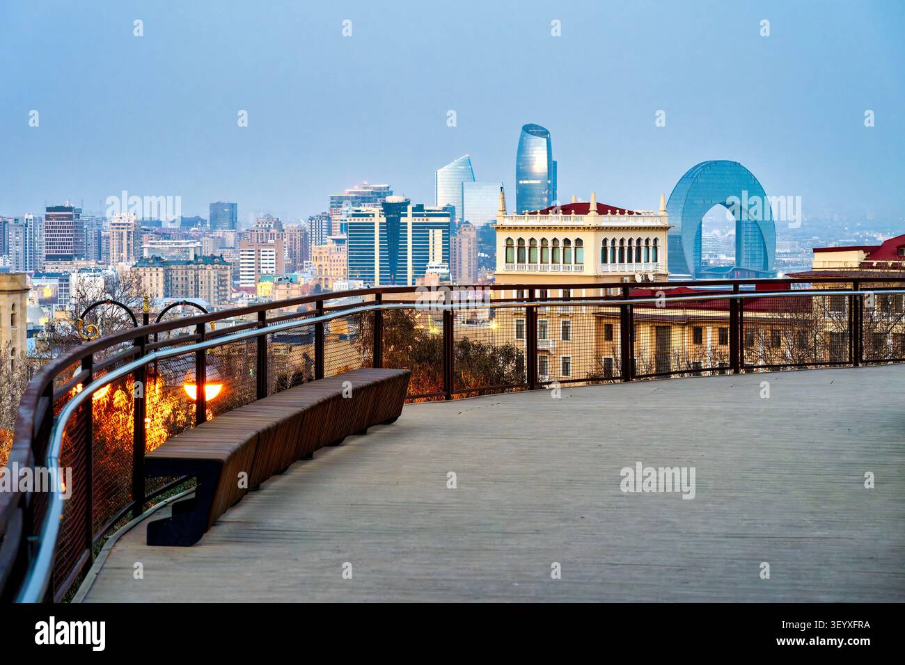 Terrasse panoramique du parc Chambarakand avec banc en bois incurvé donnant sur Bakou ville gratte-ciel avec Port Baku Tower et Crescent Hotel. Bakou, Azerbaïdjan Banque D'Images