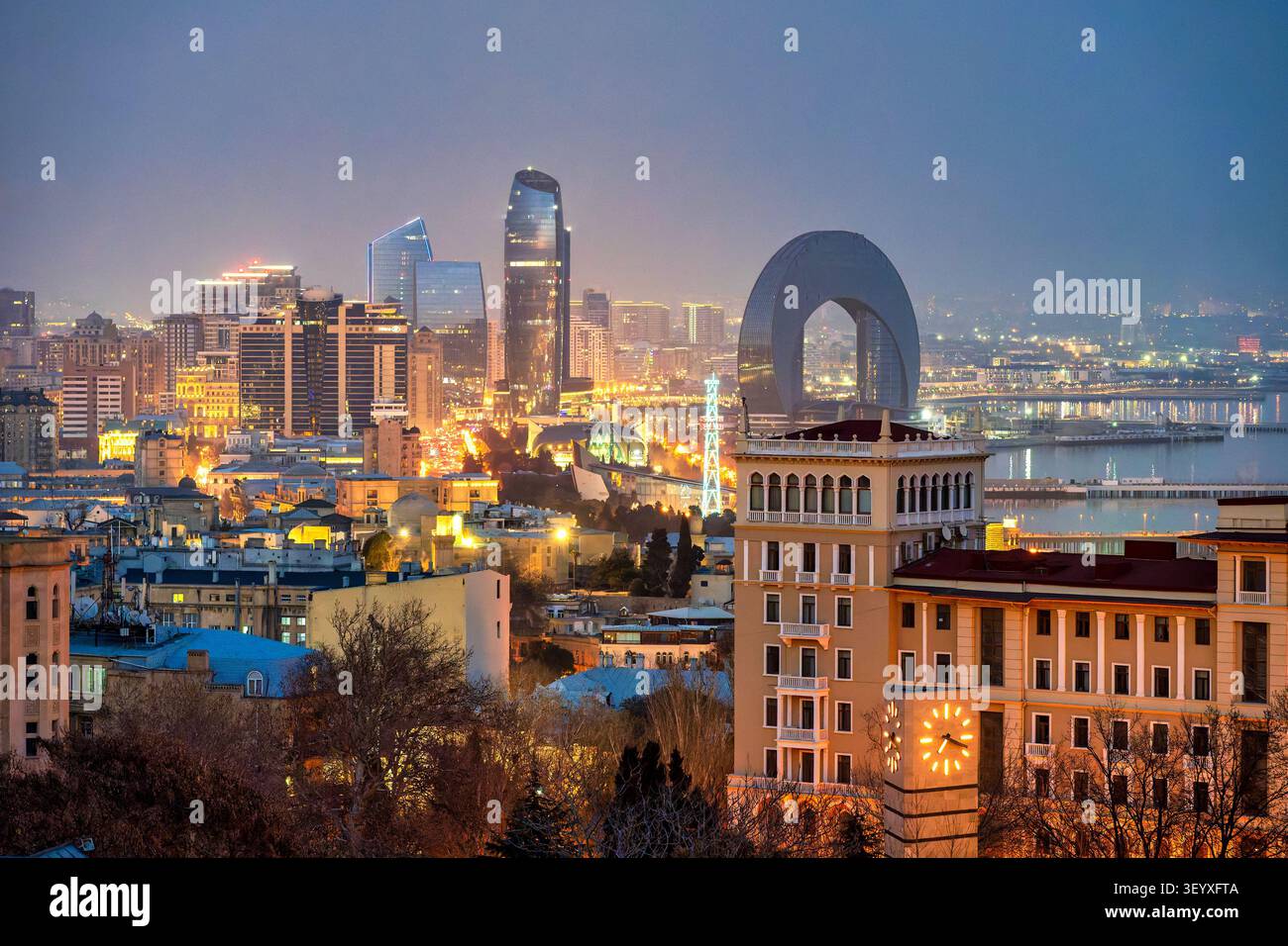 Vue panoramique nocturne de Bakou depuis Chambarakand Park avec bâtiment historique, Port Baku Tower 2 et Crescent Hotel. Bakou, Azerbaïdjan. Banque D'Images