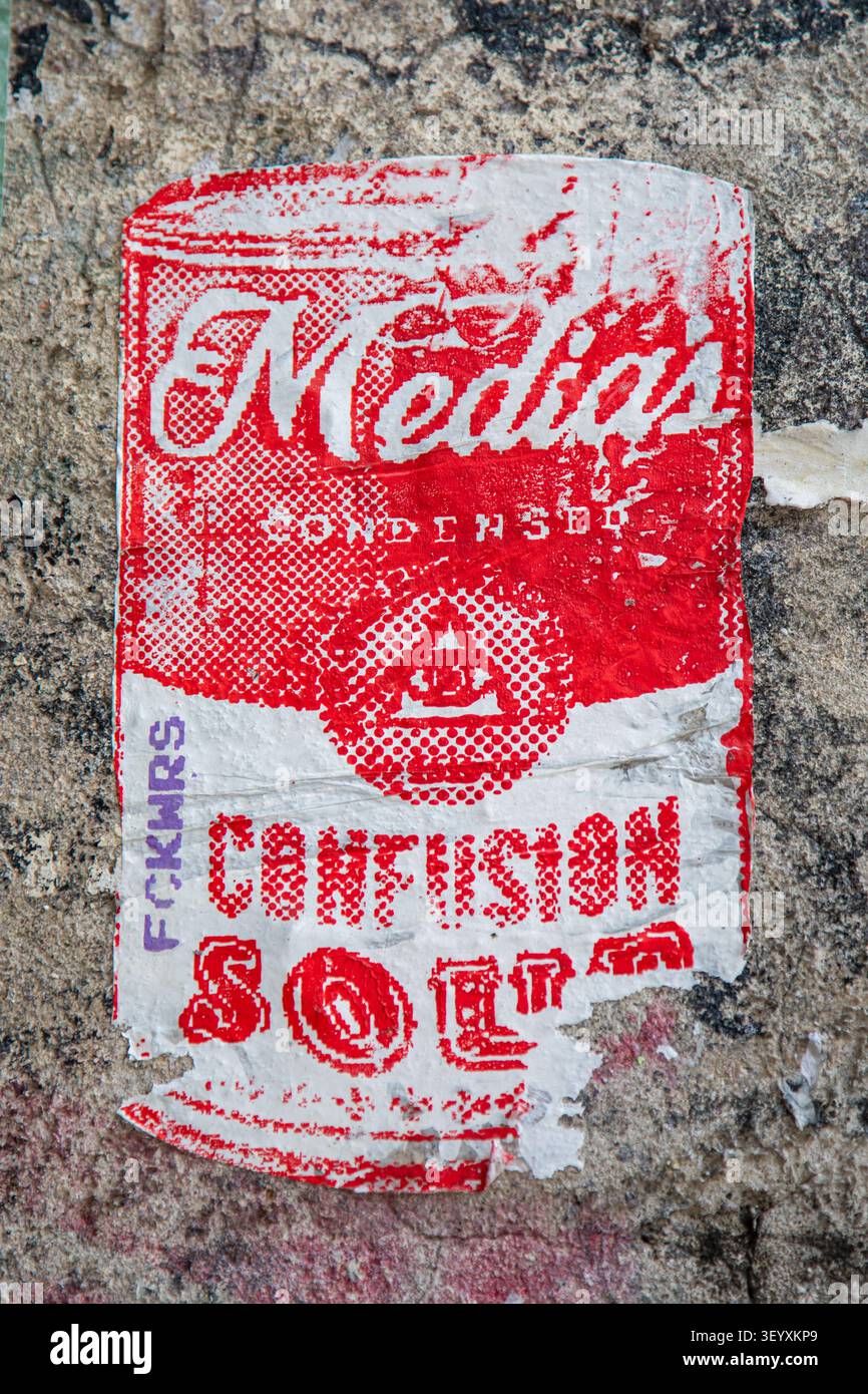 Soupe de confusion des médias. Poster découpé d'art de rue par FCKWRS, une prise satirique sur la boîte de soupe Campbell d'Andy Warhol, à Kreuzberg, Berlin, Allemagne. Banque D'Images