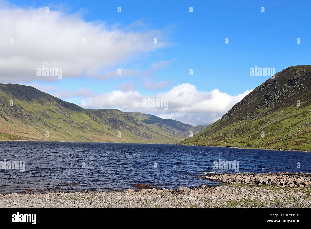 Loch Turret, situé dans une vallée glaciaire en forme de U, Crieff, Perthshire Banque D'Images