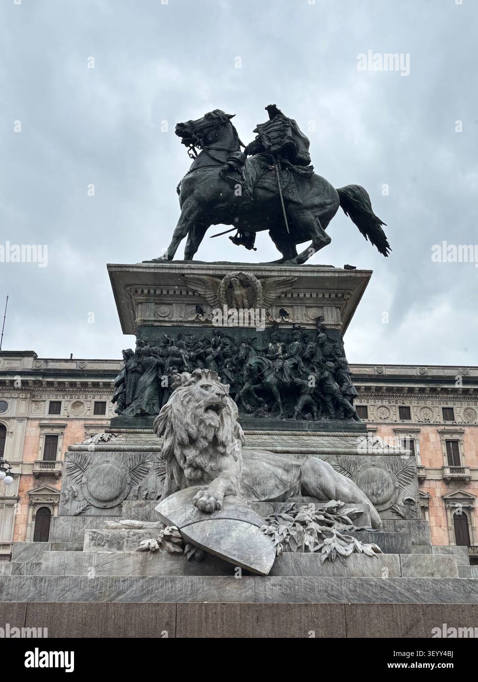 Gros plan du Monument au roi Victor Emmanuel II présentant une grande sculpture en marbre d'un lion sur la Piazza del Duomo, Milan Banque D'Images