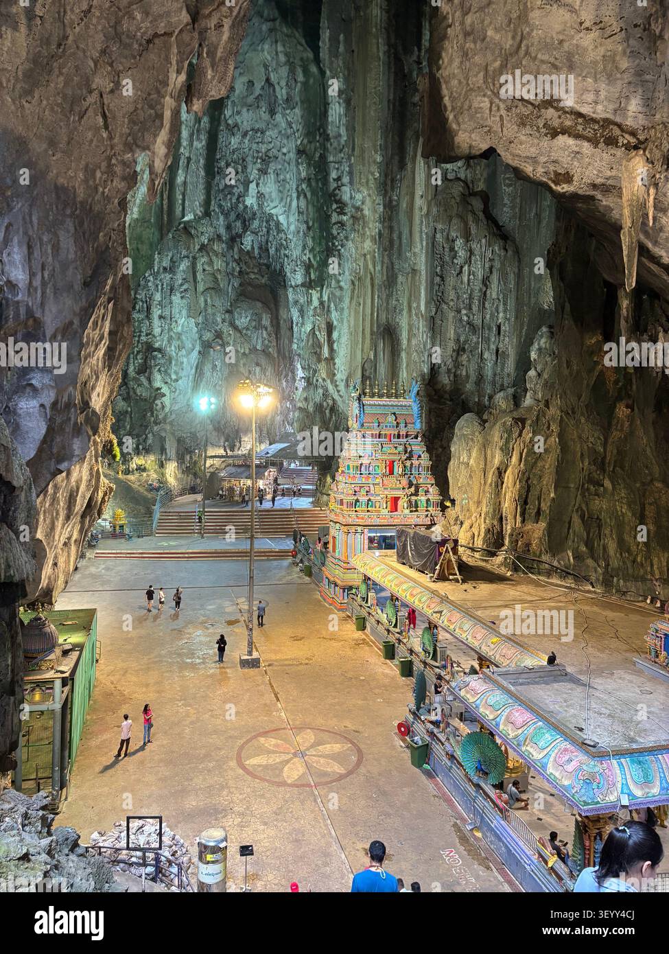 Autels hindous ornés et structures templaires colorées à l'intérieur de l'immense caverne de calcaire de Cathedral Cave, Batu Caves Banque D'Images