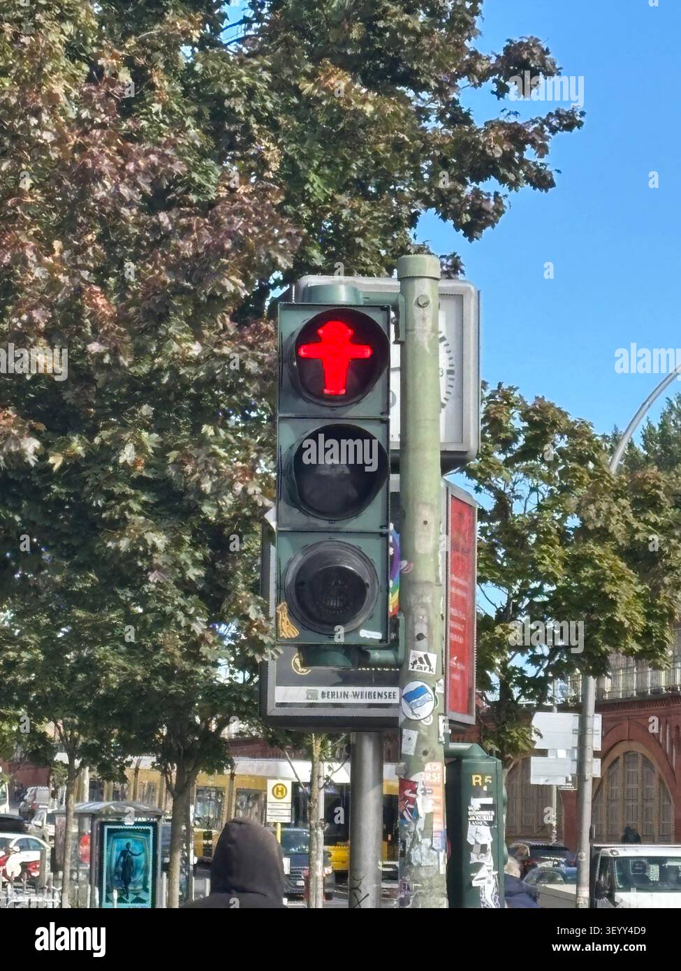 Un feu de circulation piéton rouge représentant l'emblématique personnage debout de l'Ampelmännchen de Berlin sur un poteau de rue, Allemagne - Image de stock capturée avec un smartphone