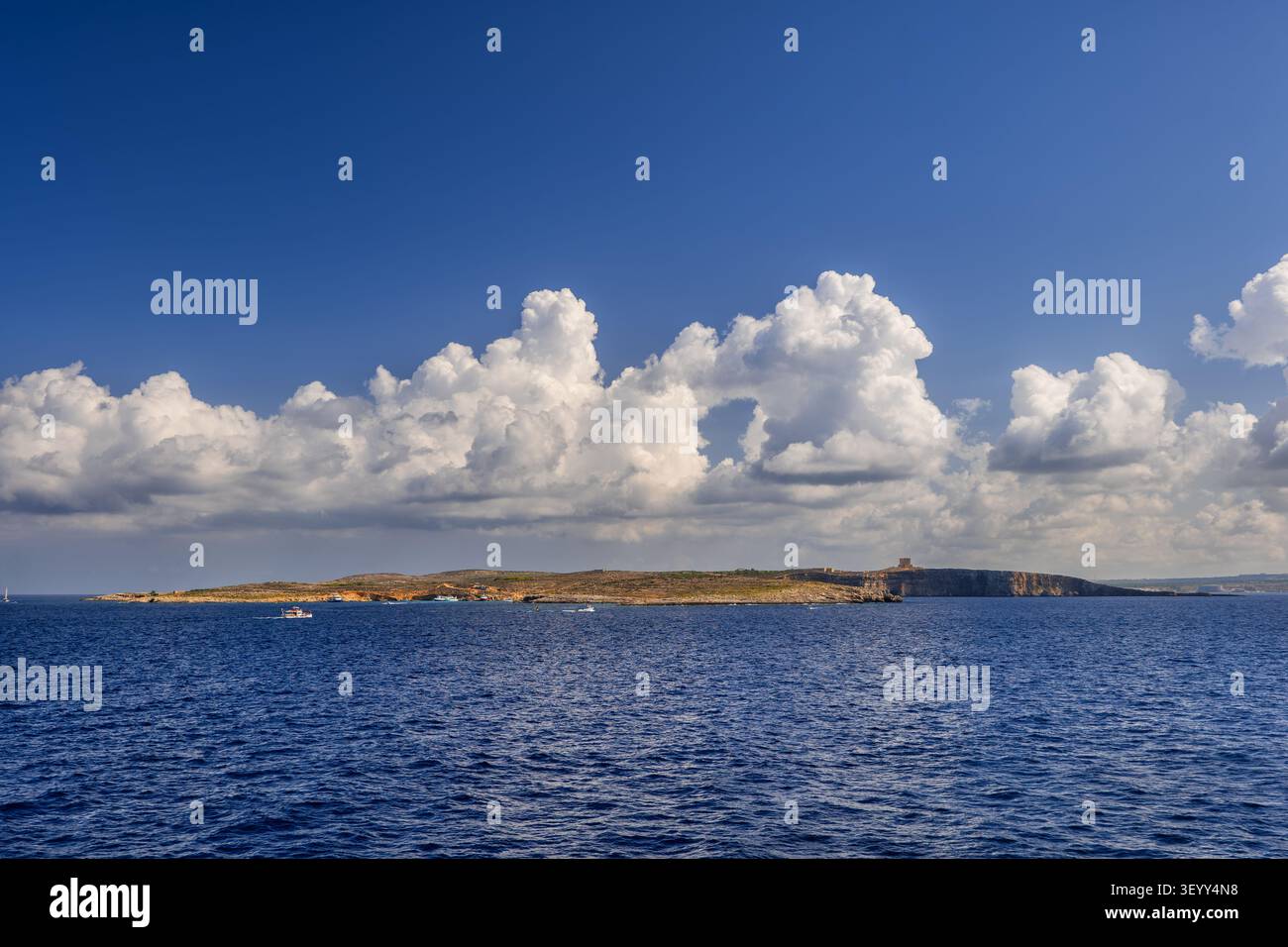 Île de Comino dans la mer Méditerranée à Malte. Banque D'Images
