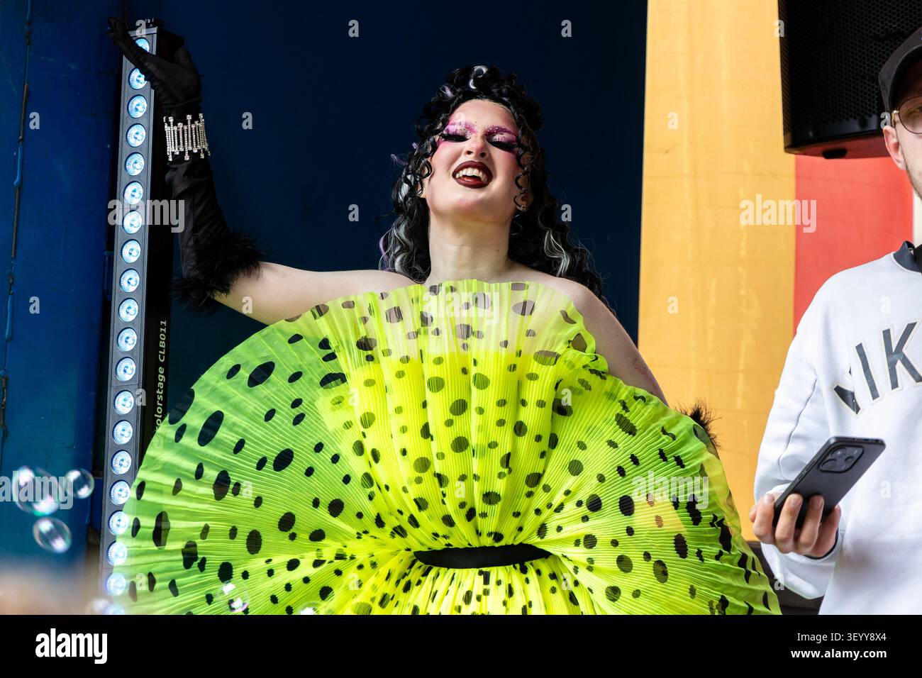 13 juin 2026 : défilé de la fierté de Varsovie, drag queen dansant sur un camion, Pologne Banque D'Images