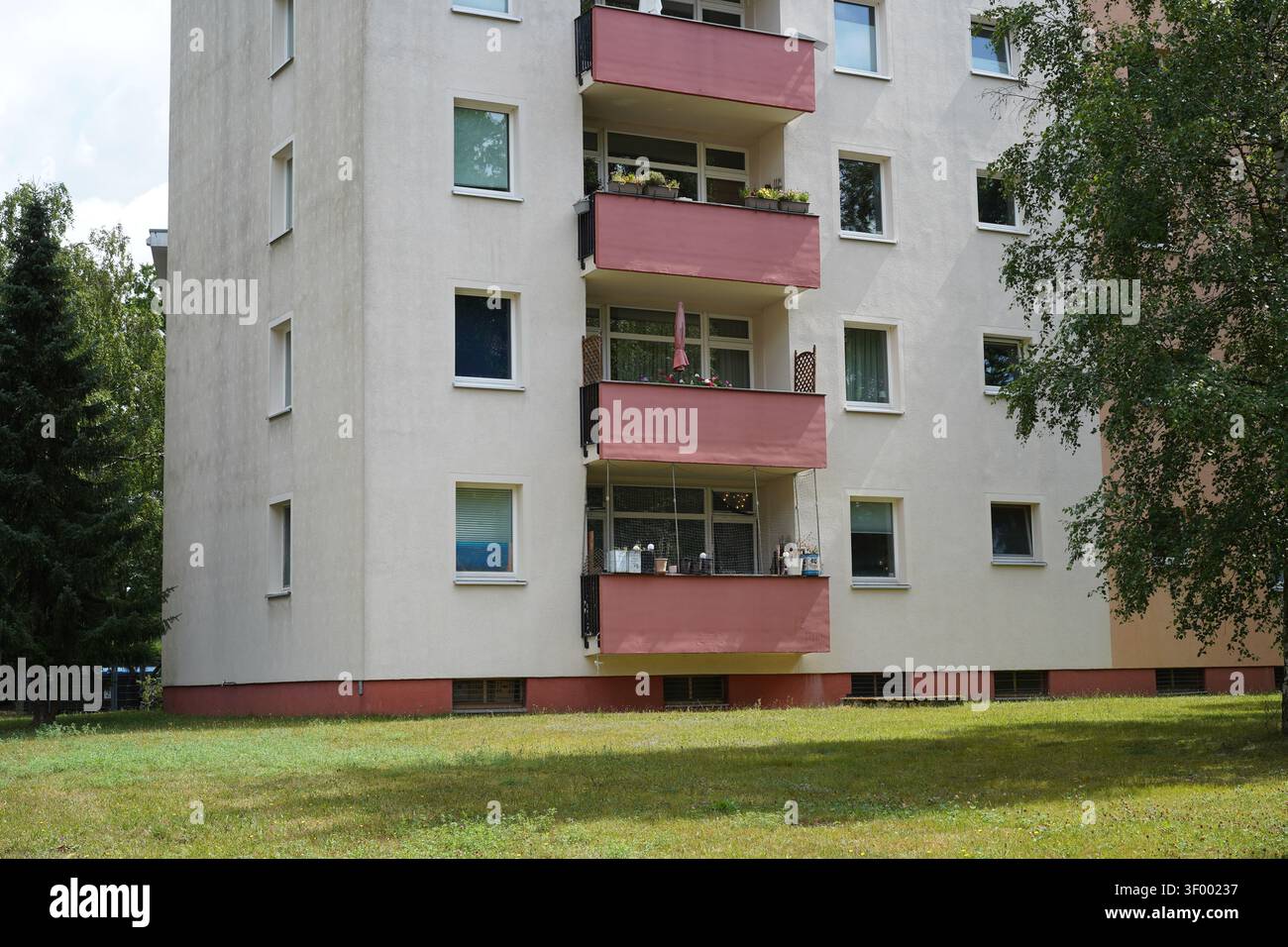 Berlin, Allemagne - 5 juillet 2026 : immeuble résidentiel du quartier historique de Hüttenwegsiedlung à Flanaganstraße et Hüttenweg, Dahlem. Banque D'Images