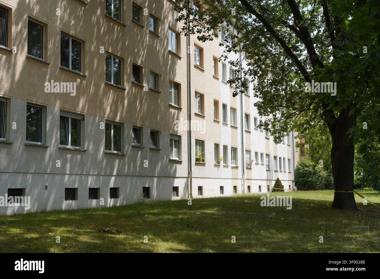 Berlin, Allemagne - 5 juillet 2026 : complexe d'appartements résidentiels à Taylorstraße et Hüttenweg dans le quartier historique de Hüttenwegsiedlung. Banque D'Images