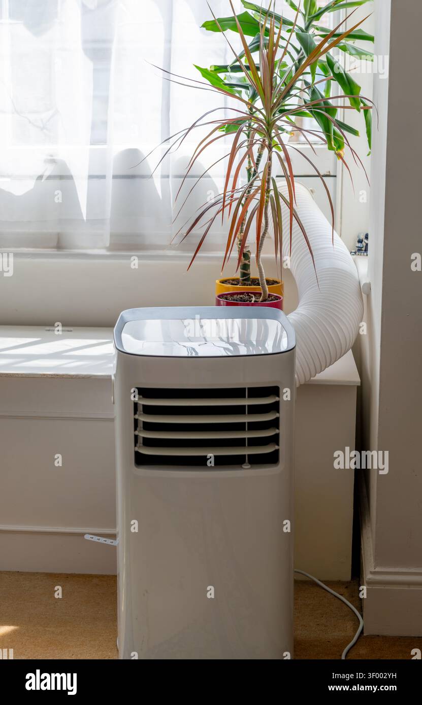 La vue de face de l'unité de climatisation portable installée dans un salon. Banque D'Images
