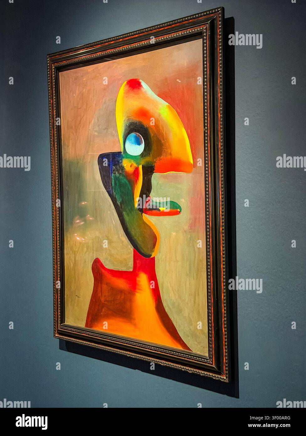 Peinture à l'huile abstraite surréaliste encadrée Tête d'un homme (Tête d'homme) par l'artiste surréaliste Joan Miró, peinte à l'origine en 1935 - Image de stock capturée avec un smartphone