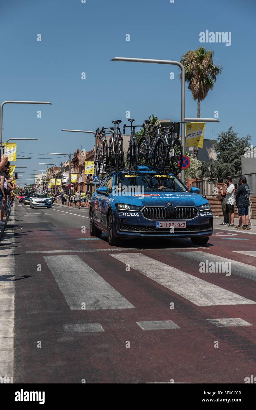 Viladecans, Barcelone, Espagne, dimanche 5 juillet 2026 : Véhicules de soutien pour les cyclistes du Tour de France derrière le peloton. Banque D'Images