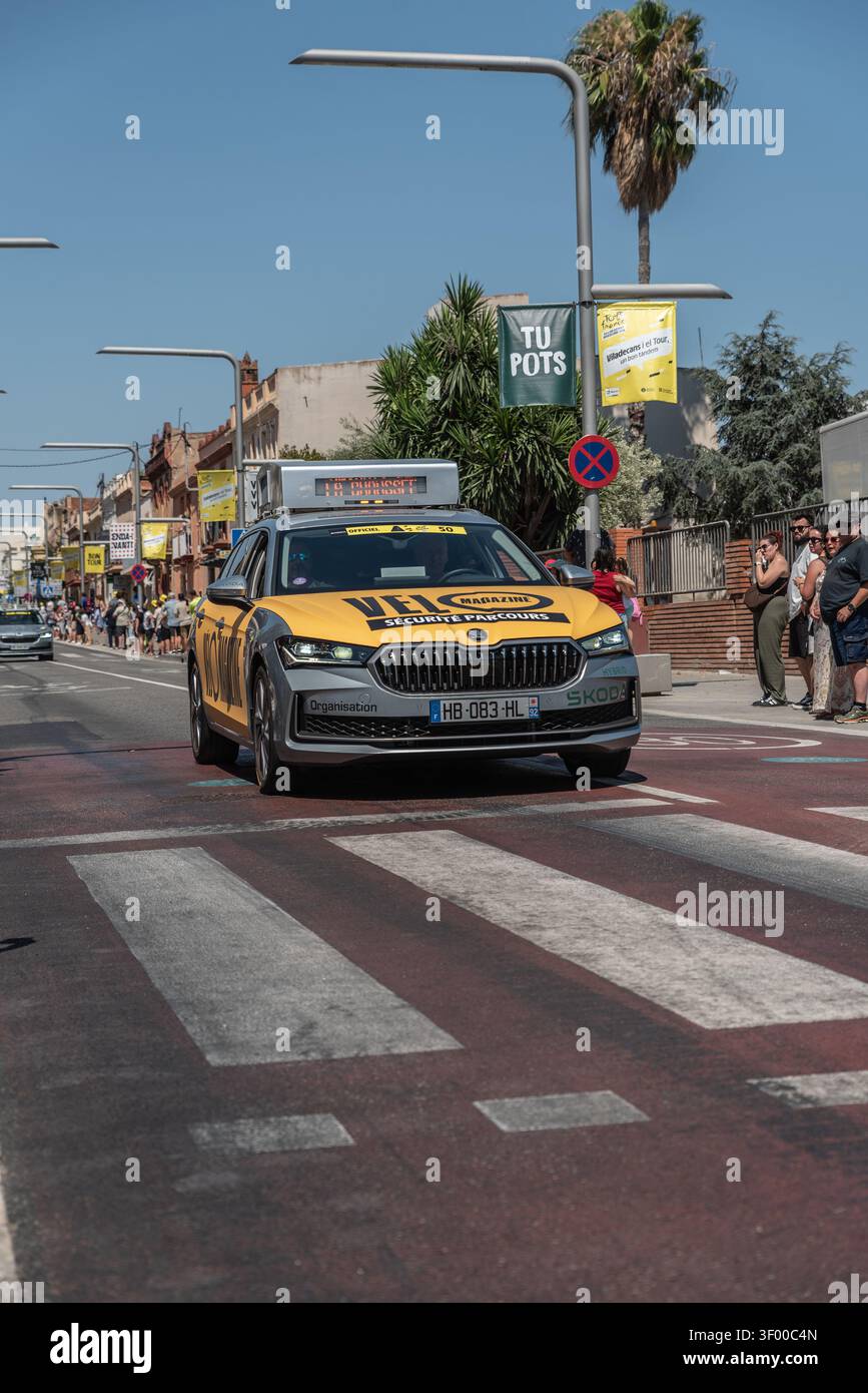 Viladecans, Barcelone, Espagne, dimanche 5 juillet 2026 : Véhicules de soutien pour les cyclistes du Tour de France derrière le peloton. Banque D'Images