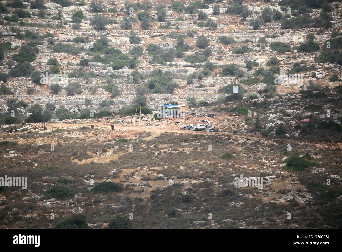 Salfit, Palestine. 05 juillet 2026. Vue de l'avant-poste de la colonie à partir duquel des colons juifs ont lancé leur attaque contre un restaurant palestinien près de l'Université Al-Zaytouna, près de la ville de Salfit, dans le nord de la Cisjordanie. Les colons ont attaqué les environs de l'université, incendié le restaurant, tiré sur ses employés, bloqué les routes menant à l'université et lancé des pierres sur des véhicules palestiniens. La violence s'est intensifiée en Cisjordanie, occupée par Israël depuis 1967, depuis le début de la guerre de Gaza en octobre 2023. Crédit : SOPA images Limited/Alamy Live News Banque D'Images