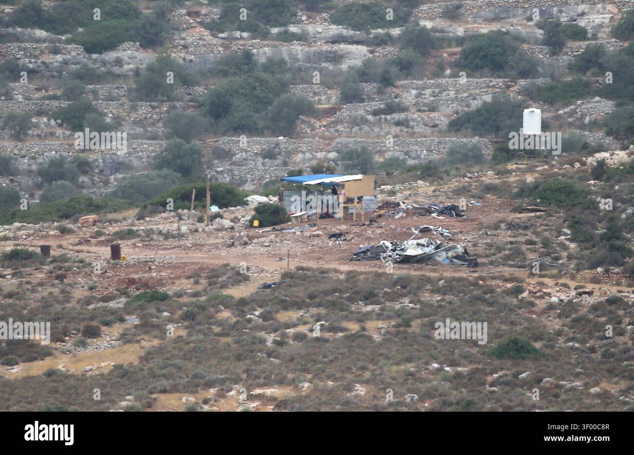 Salfit, Palestine. 05 juillet 2026. Vue de l'avant-poste de la colonie à partir duquel des colons juifs ont lancé leur attaque contre un restaurant palestinien près de l'Université Al-Zaytouna, près de la ville de Salfit, dans le nord de la Cisjordanie. Les colons ont attaqué les environs de l'université, incendié le restaurant, tiré sur ses employés, bloqué les routes menant à l'université et lancé des pierres sur des véhicules palestiniens. La violence s'est intensifiée en Cisjordanie, occupée par Israël depuis 1967, depuis le début de la guerre de Gaza en octobre 2023. Crédit : SOPA images Limited/Alamy Live News Banque D'Images