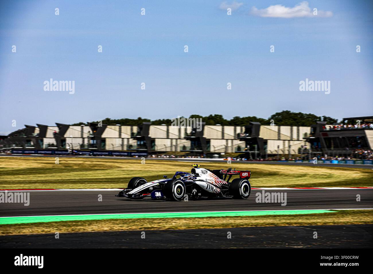 (77) Valtteri Bottas (fin) - Cadillac Formula 1 Team - Cadillac - Ferrari lors de la pratique 1 du Grand Prix de Grande-Bretagne Lenovo 2026 de formule 1 à Silvers Banque D'Images