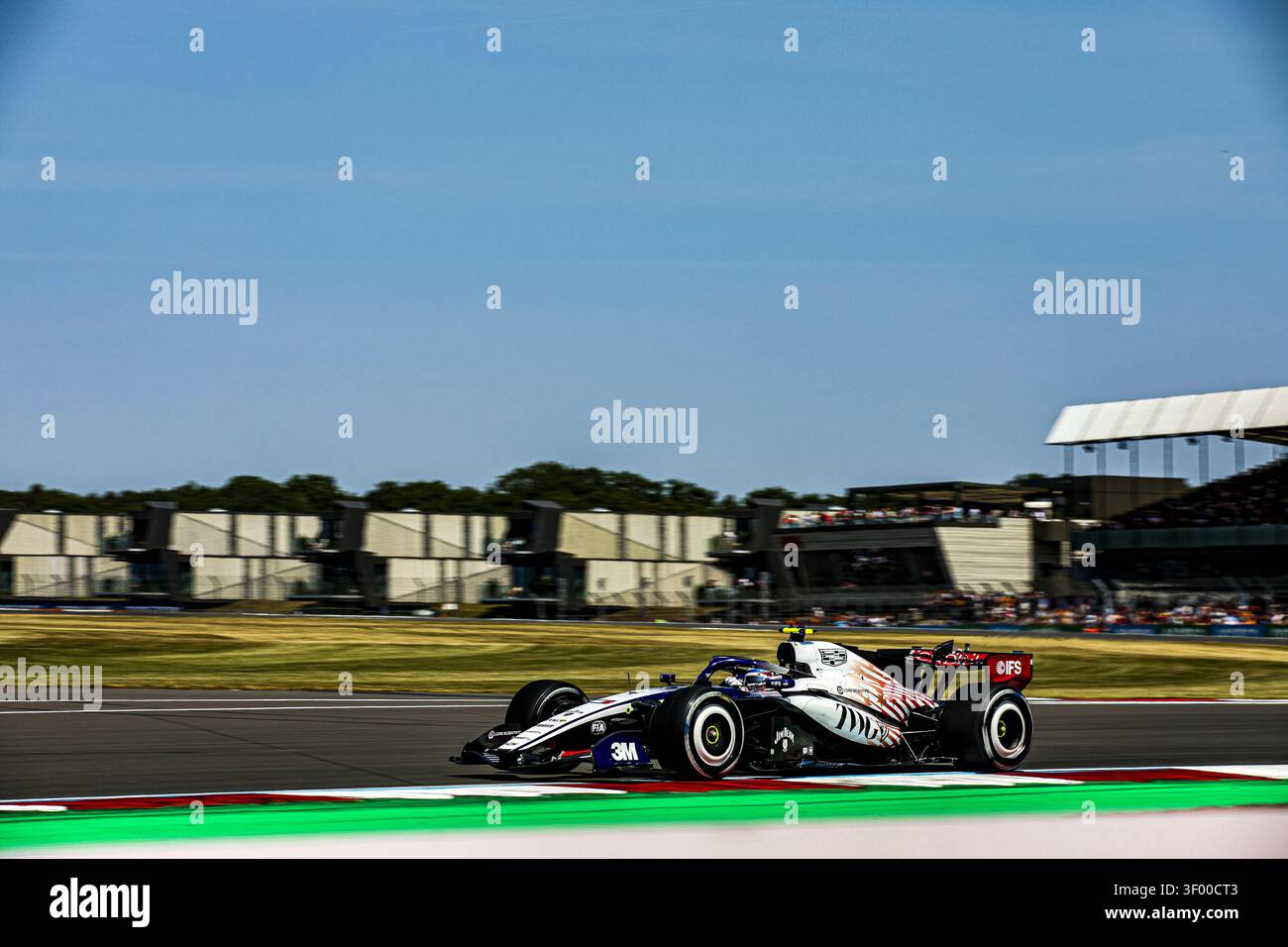 (77) Valtteri Bottas (fin) - Cadillac Formula 1 Team - Cadillac - Ferrari lors de la pratique 1 du Grand Prix de Grande-Bretagne Lenovo 2026 de formule 1 à Silvers Banque D'Images