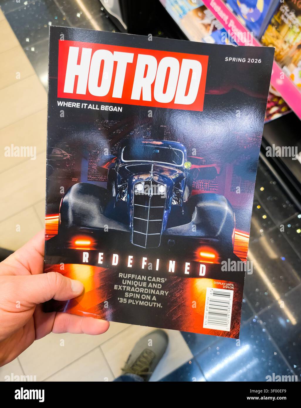 CHICAGO, il, États-Unis - 20 JANVIER 2026 : gros plan d'une personne tenant le numéro du printemps 2026 du magazine Hot Rod avec une voiture classique sur la couverture. Chaud Banque D'Images