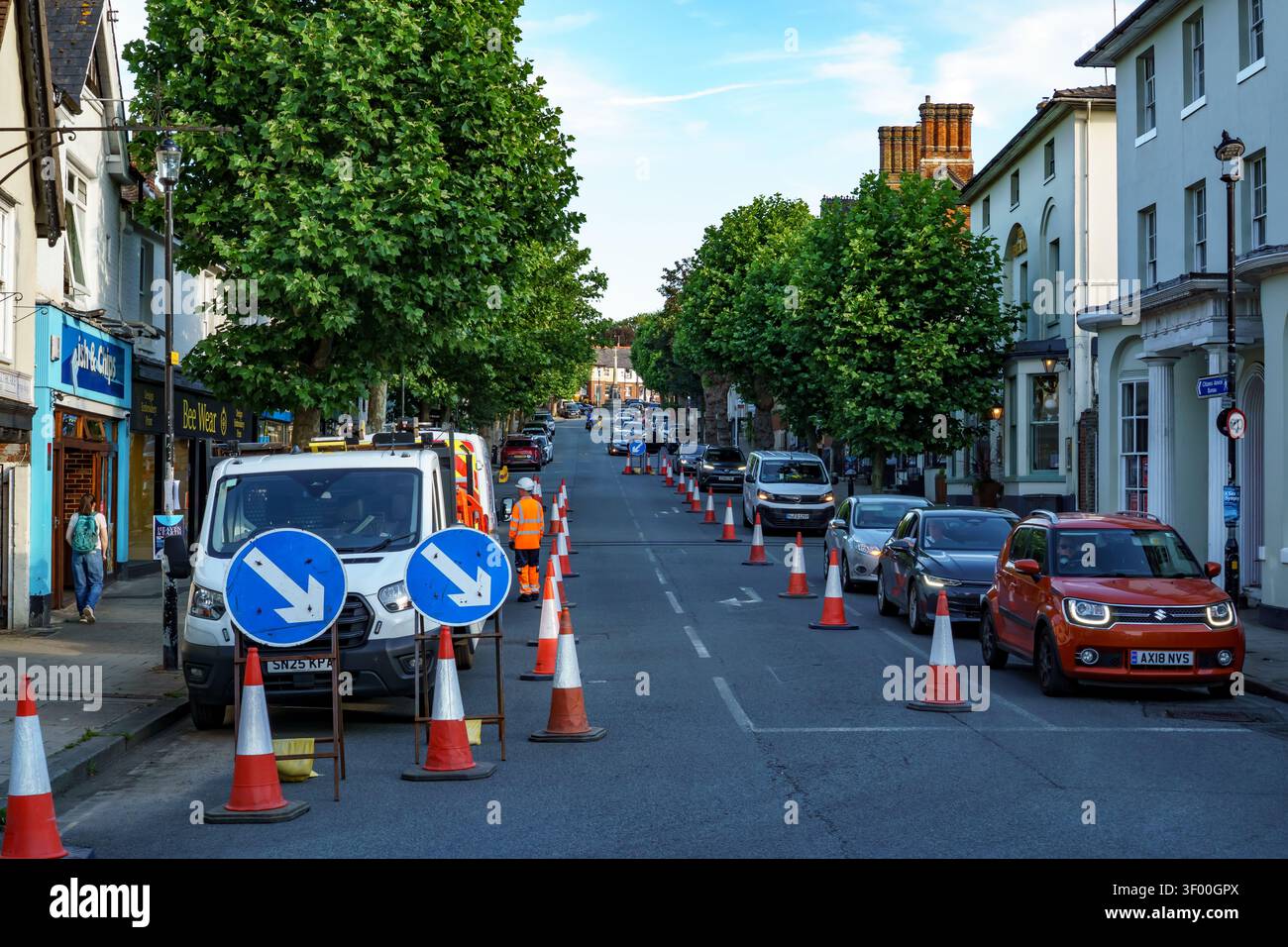 Travaux routiers à Saffron Walden, Essex, avec cônes de signalisation et détours Banque D'Images