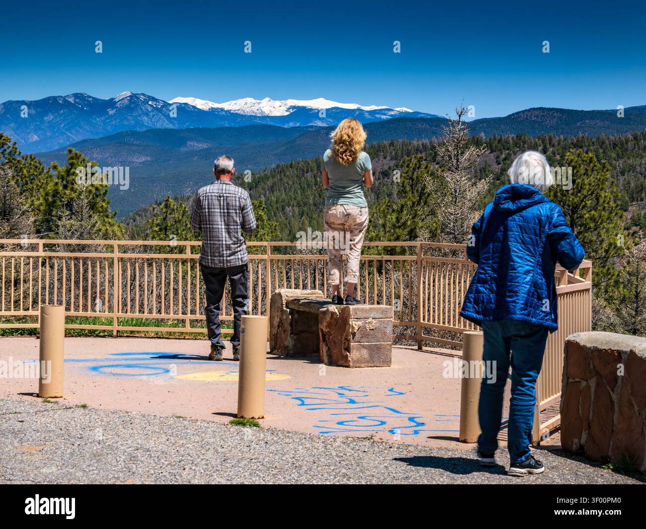 Les touristes regardant la montagne Sangre de Cristo depuis un point de vue sur la High Road à Taos, Nouveau-Mexique Banque D'Images