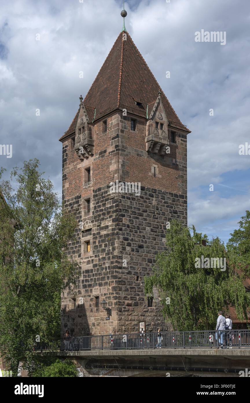 Tour historique de la dette, construite en 1323, armoiries de Nuremberg sur les oriels, île de Schuett, Nuremberg, moyenne Franconie, Bavière, Allemagne Banque D'Images