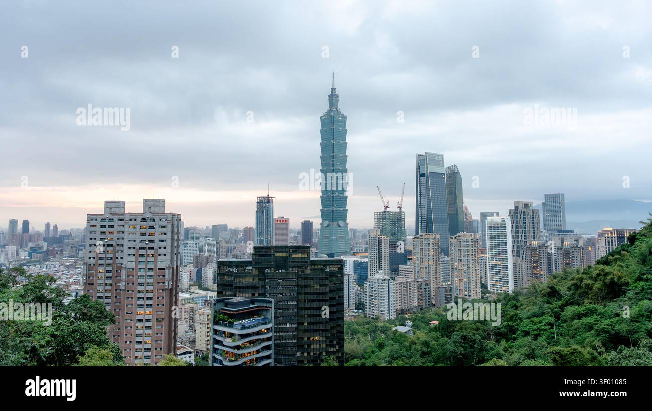 Vue imprenable sur les gratte-ciel de la ville de Taipei depuis Elephant Mountain, mettant en valeur l'emblématique Taipei 101 au milieu d'un paysage urbain dynamique entouré de gre luxuriant Banque D'Images