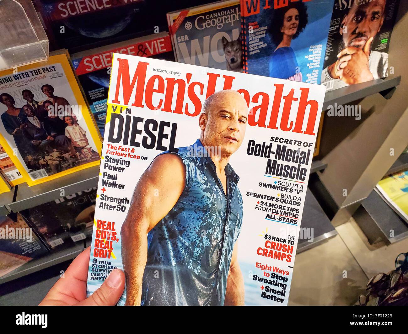CHICAGO, il, États-Unis - 15 JUILLET 2021 : un magazine Men's Health est présenté avec vin Diesel en couverture. Le magazine est affiché dans un environnement de vente wi Banque D'Images