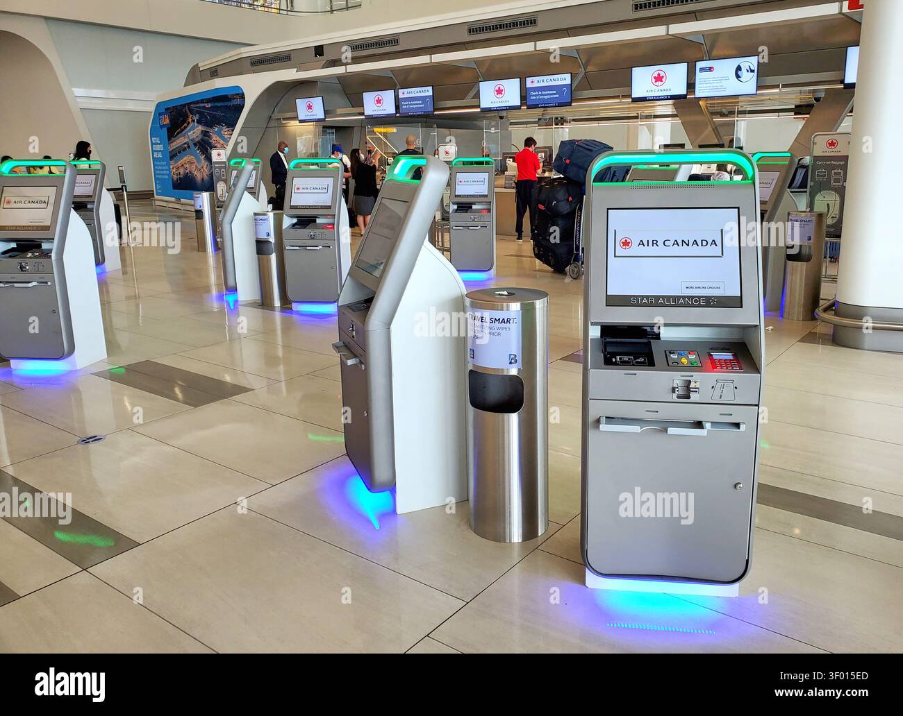 CHICAGO, il, États-Unis - 15 JUILLET 2021 : une gamme de bornes d'enregistrement libre-service d'Air Canada est installée dans un terminal d'aéroport moderne. Les kiosques sont équipés de gr Banque D'Images